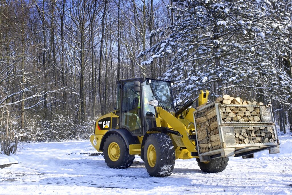 Imagen de una pala cargadora Cat en la nieve.